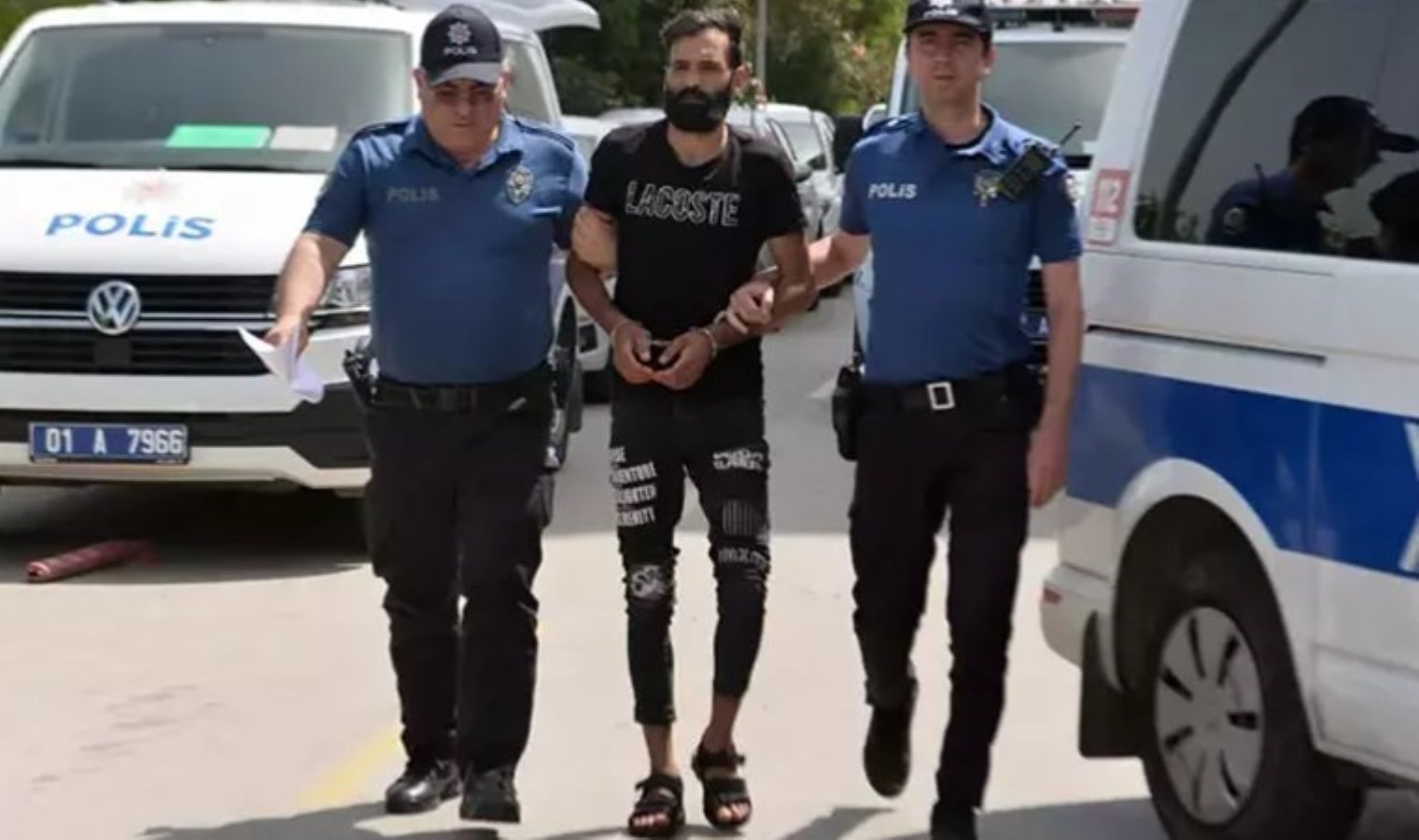 Tezgahın altında saklanan arkadaşını bıçakladı!