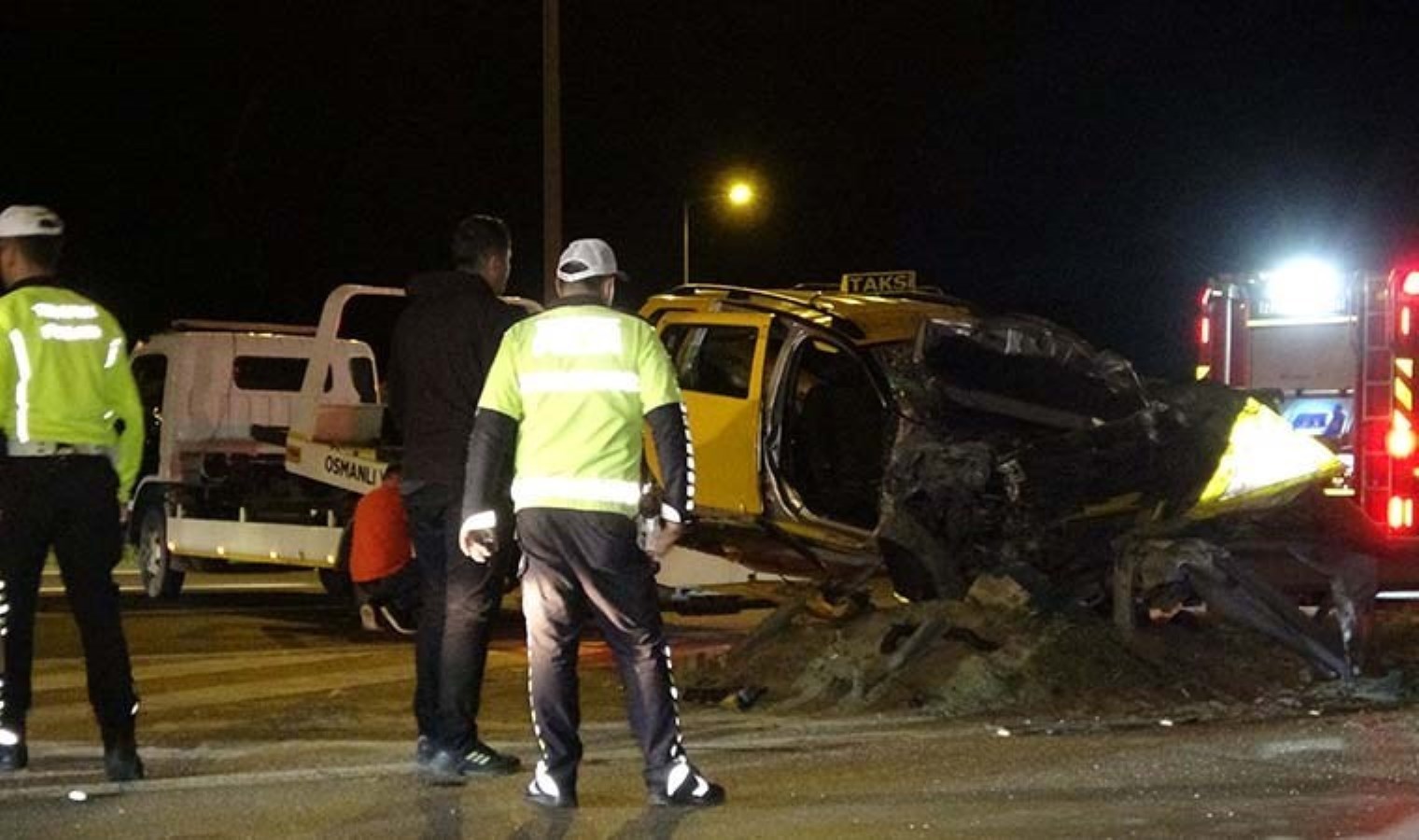 Ticari taksi demir bariyerlere çarptı: 1 meyyit, 5 yaralı