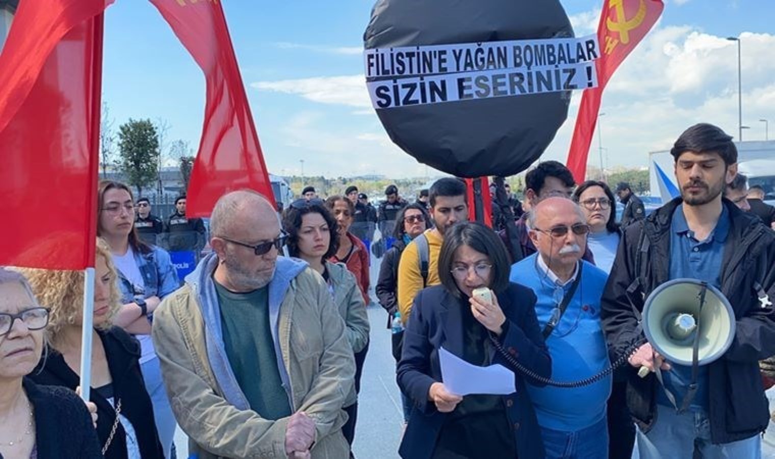 TKH’den MÜSİAD önünde hareket: Filistin’e yağan bombalar sizin eseriniz!