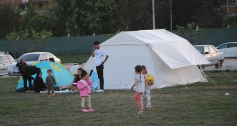 Tokat’ta zelzelenin akabinde yurttaşlar parklarda çadır kurdu