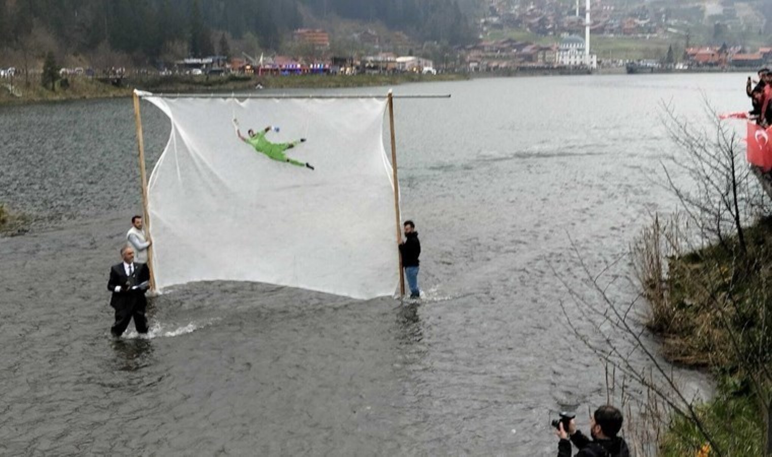 Trabzonspor’a ‘HES’ protestosu: ‘Bu projeyle kendi kalelerine gol attılar’