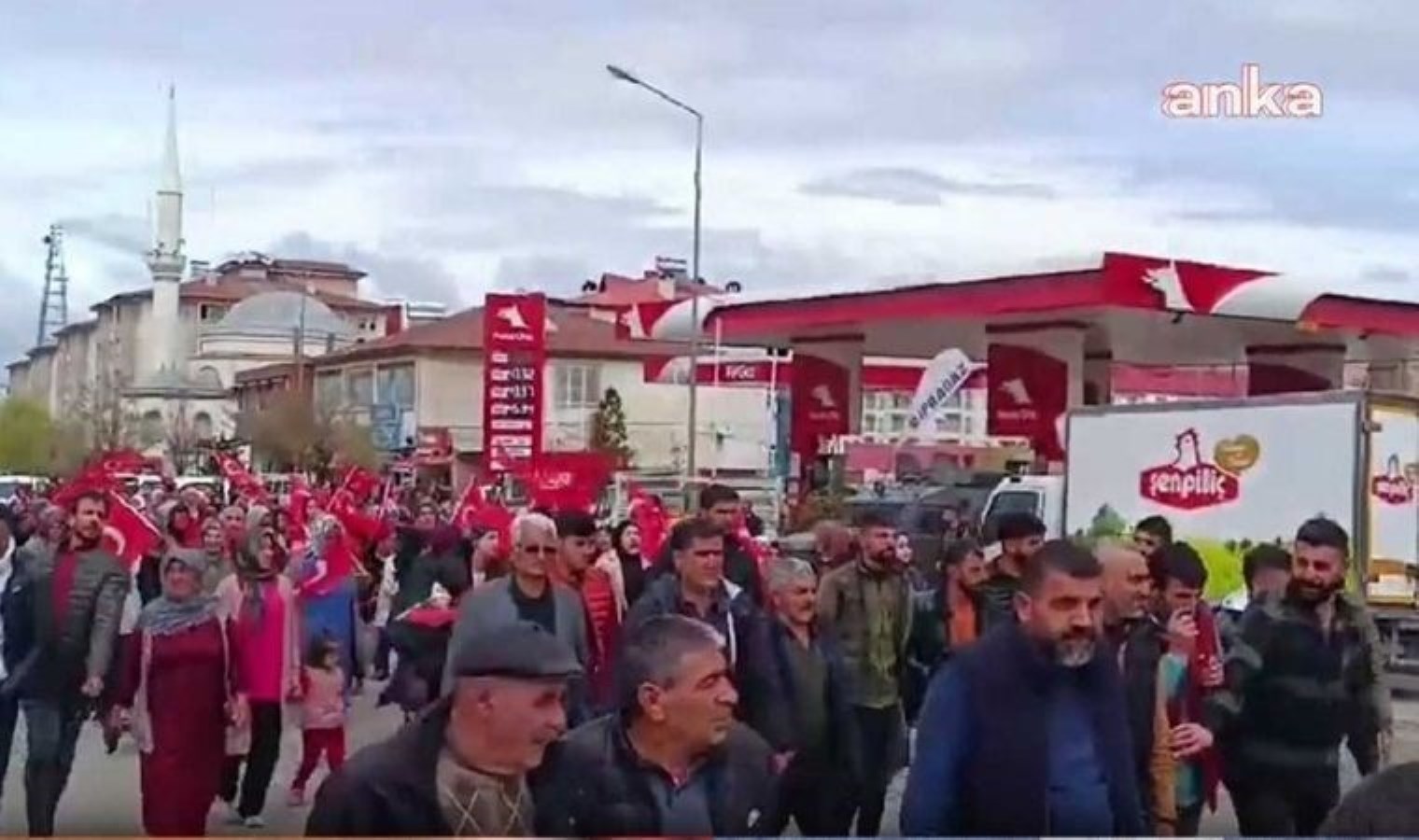 Tuzluca’da ‘iradesi gasp edilen’ halk sokağa indi