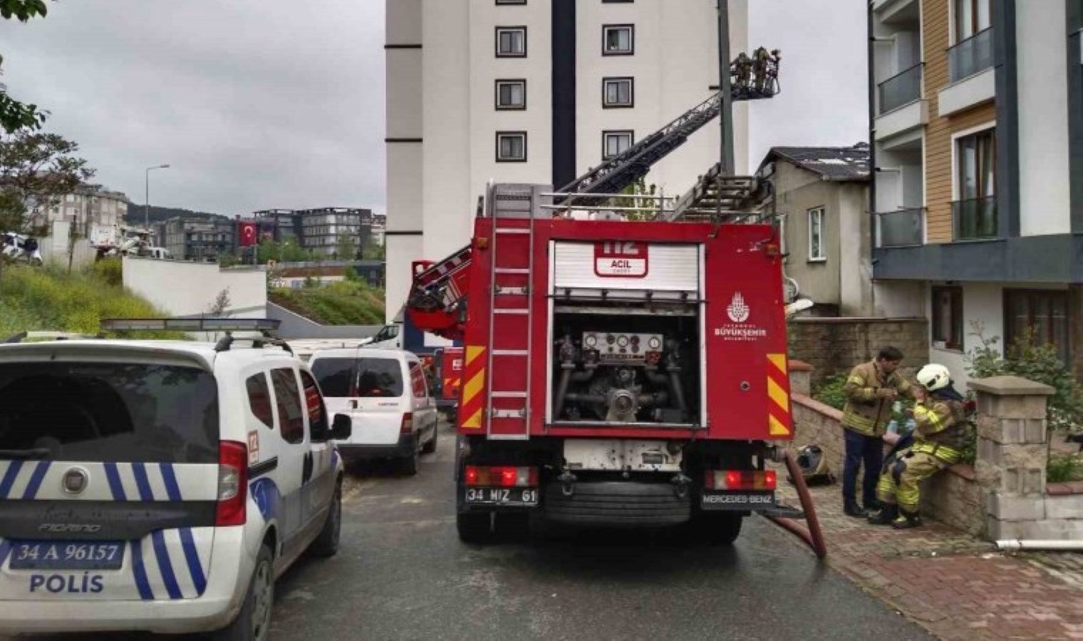 Ümraniye’de iki katlı konut alev alev yandı