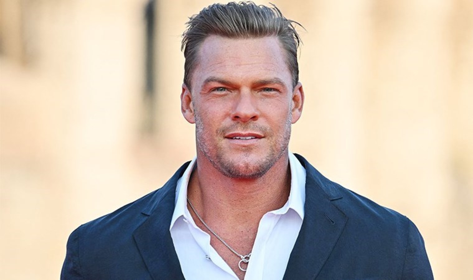 Ünlü oyuncu Alan Ritchson modellik yaparken tacize uğradığını itiraf etti!
