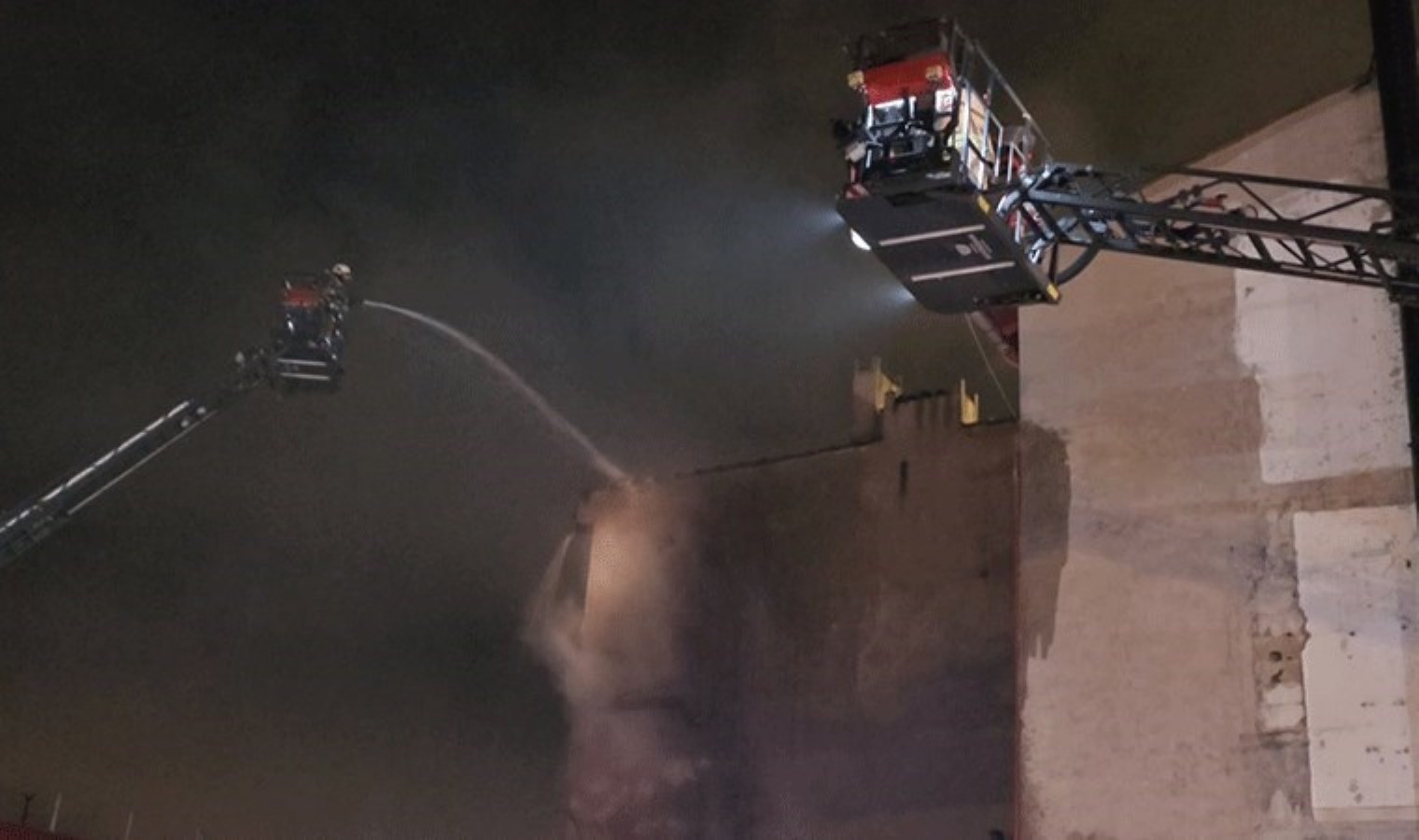 Üsküdar’da bir kafe alev alev yandı