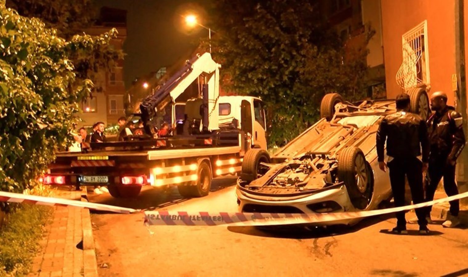 Üsküdar’da park halindeki araca çarpan araba takla attı