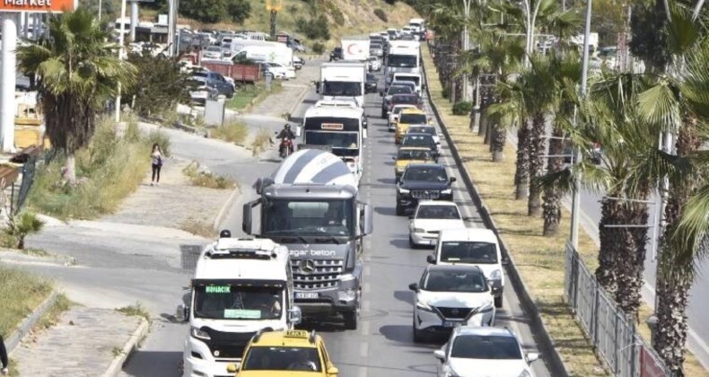 Uzun araç kuyrukları oluştu… Bodrum’a 48 saatte 30 binden fazla araç girişi!