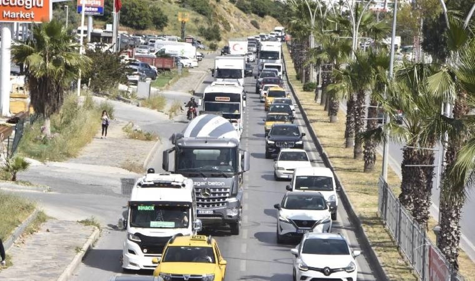 Uzun araç kuyrukları oluştu… Bodrum’a 48 saatte 30 binden fazla araç girişi!