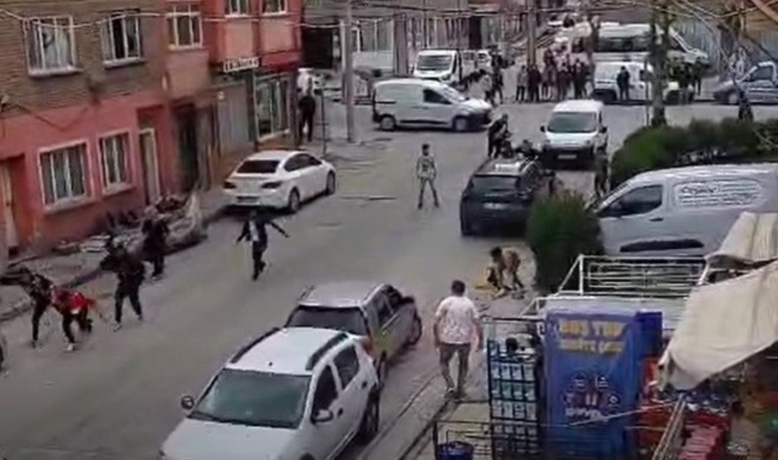 Yabancı asıllı çocukların hengamesine aileleri dahil oldu: 1’i ağır 4 yaralı