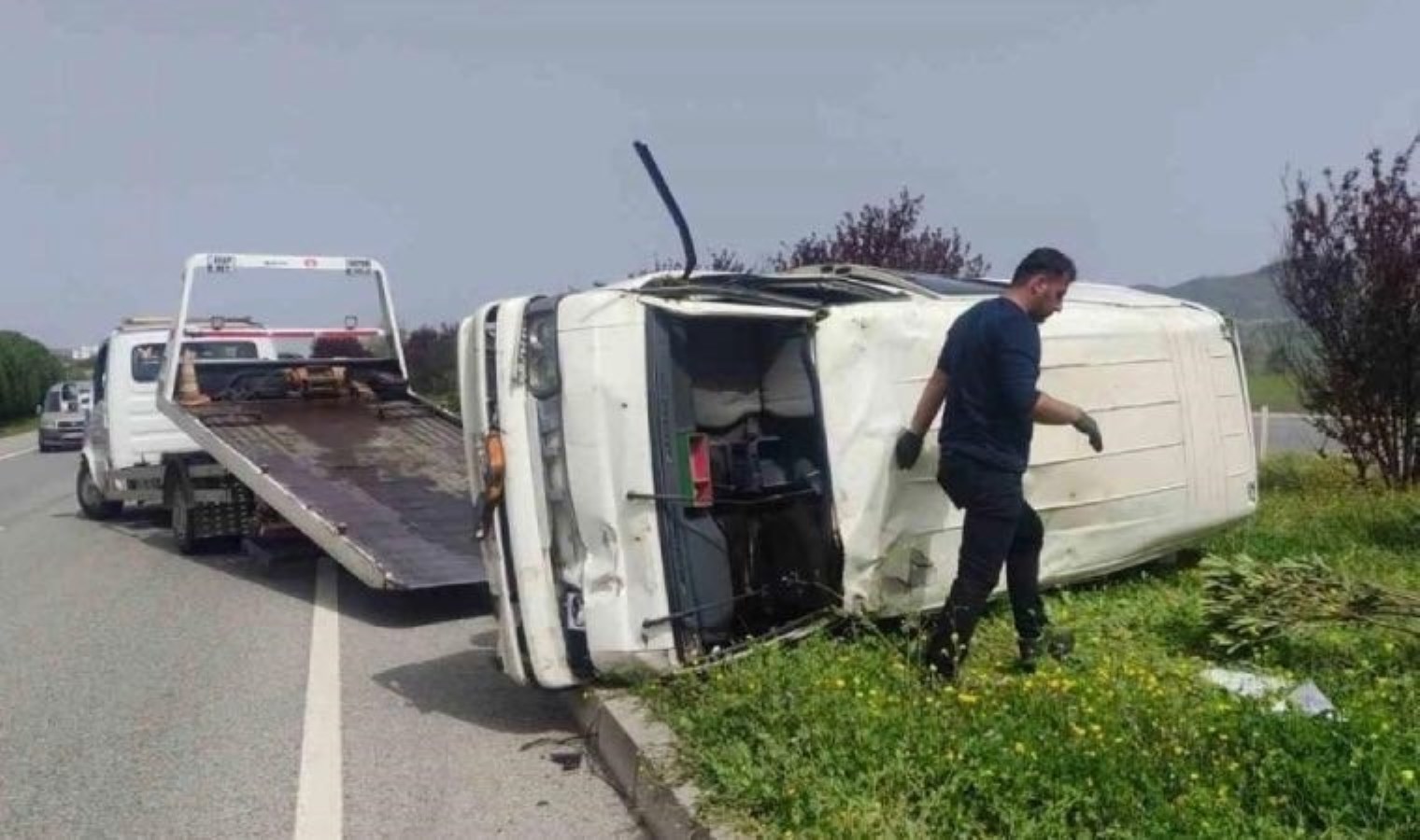 Yalova’da denetimden çıkan minibüs takla attı: 2 yaralı