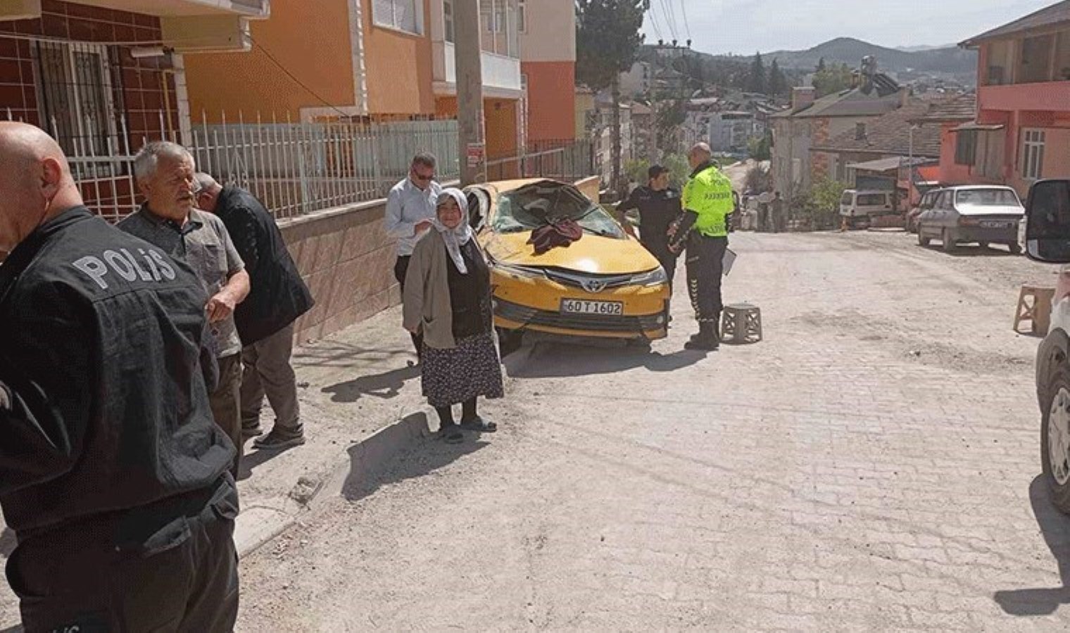 Yokuş aşağı inen taksi takla attı: Yolcu yaralandı