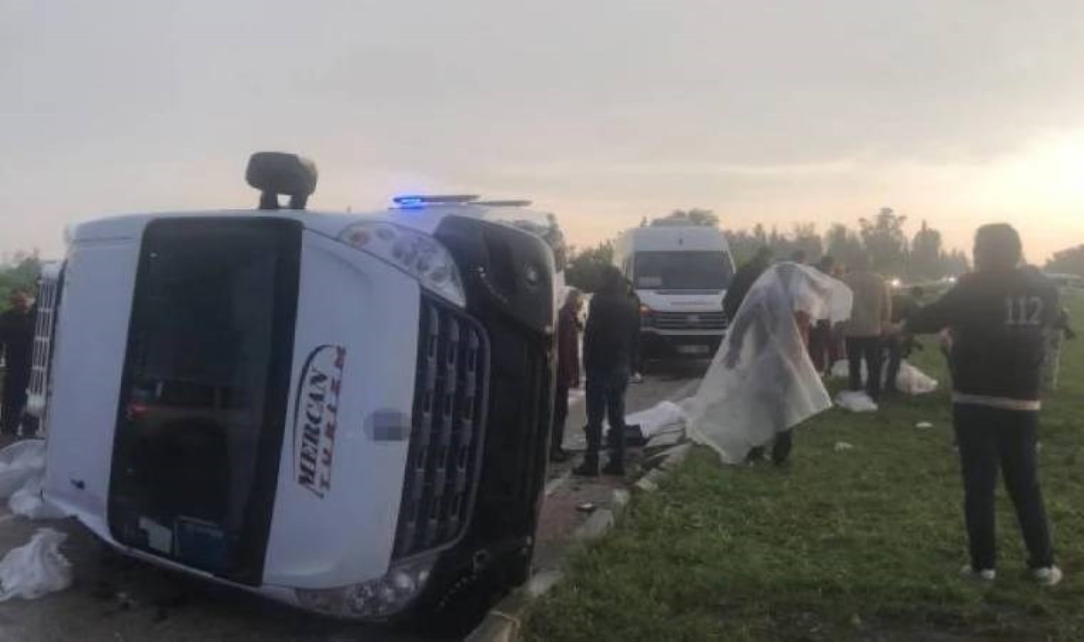 Yolcu minibüsü devrildi: 1’i çocuk 5 kişi yaralandı