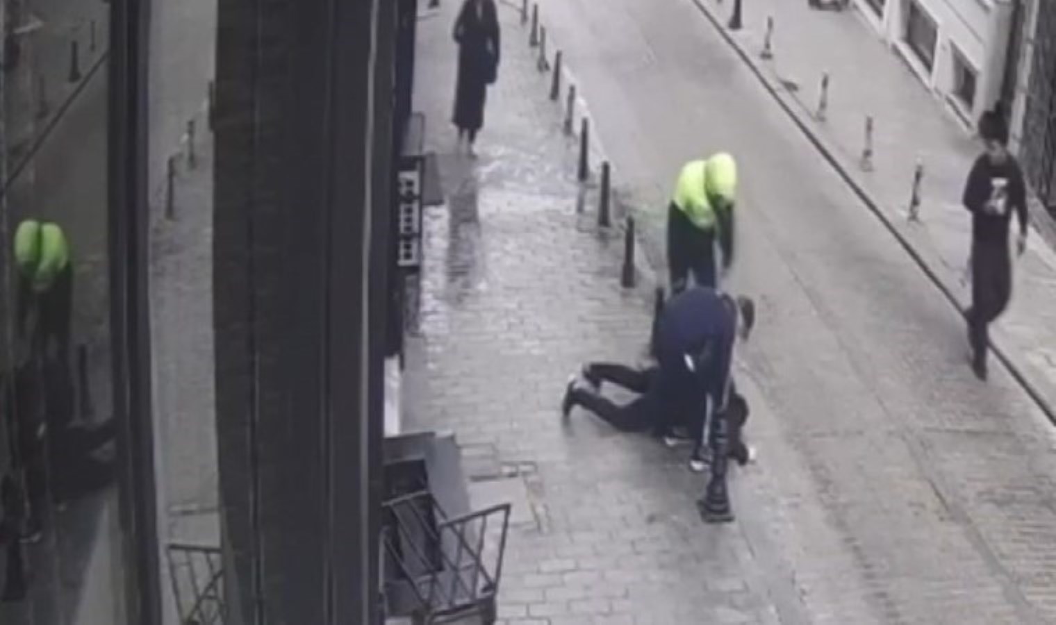 Yumruk atarak yere düşürdü, akabinde gasbetti!