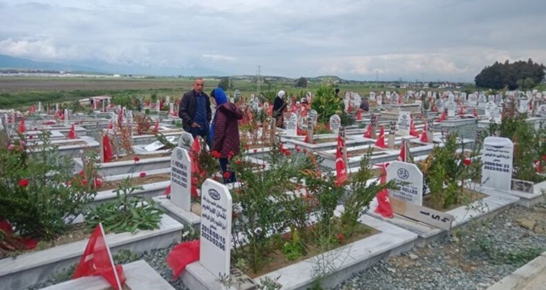 Zelzele bölgeside mezarlıklarda bayramlaşma: ‘Bayramın sadece ismi kaldı’