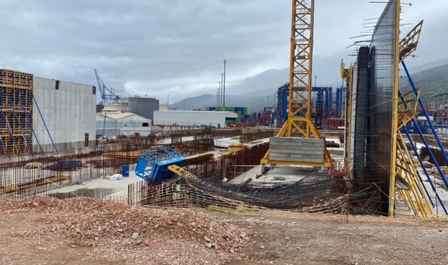 1 Mayıs’ta çalışırken demirlerin altında kaldılar: 3 yaralı