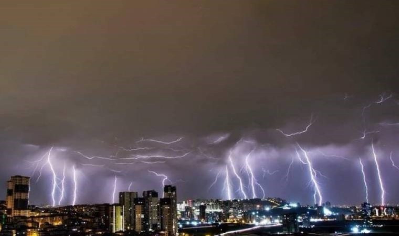 ABB, sağanak yağış sonrası 2 bin 441 işçi ile çalışmalarını sürdürüyor