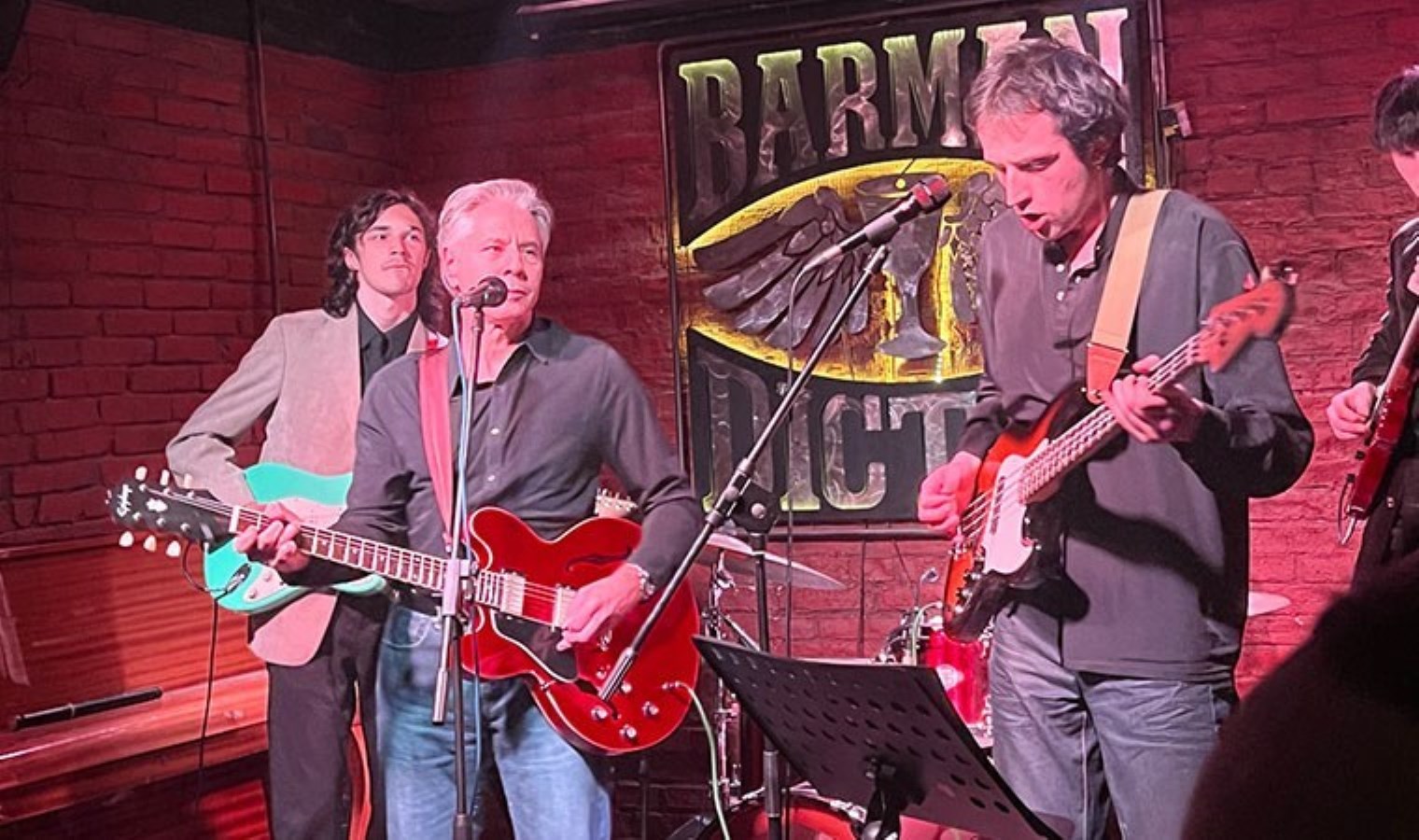 ABD Dışişleri Bakanı Blinken Kiev’de bir barda gitar çalıp müzik söyledi