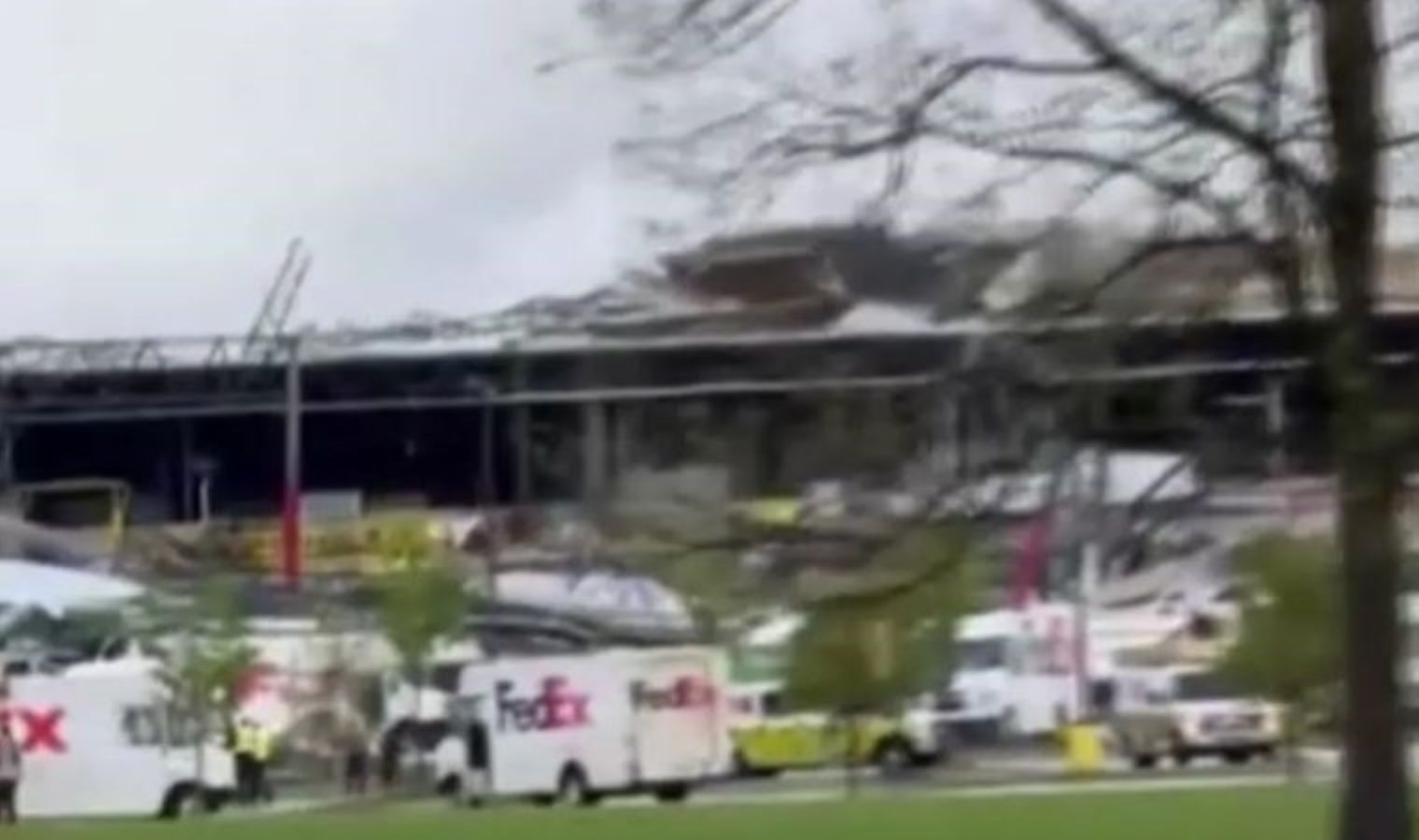 ABD’de hortum nedeniyle kısmen çöken depoda 50 kişi mahsur kaldı