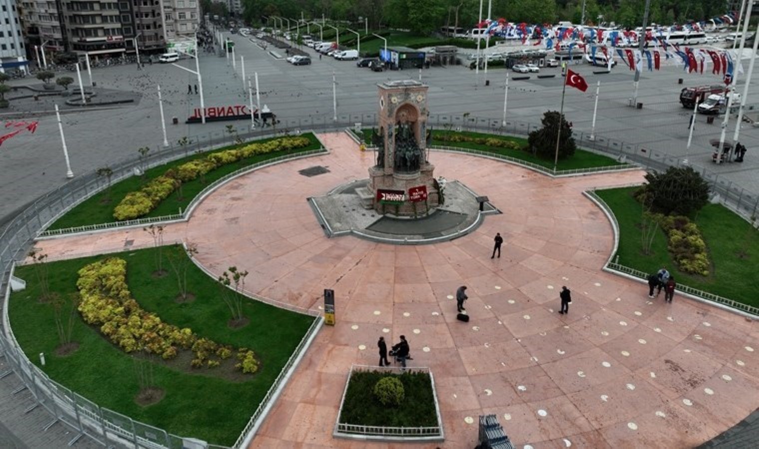 Abluka altındaki Taksim havadan görüntülendi