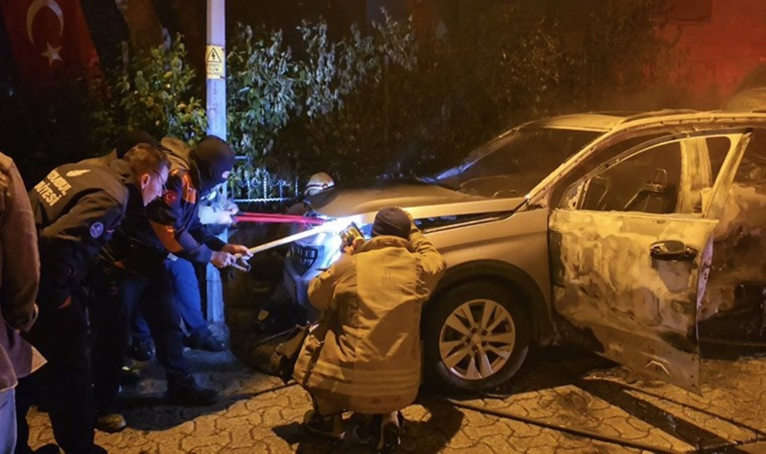 Adres: Ataşehir… Evvel güvenlik kamerasını kırdı, sonra park halindeki arabası yaktı