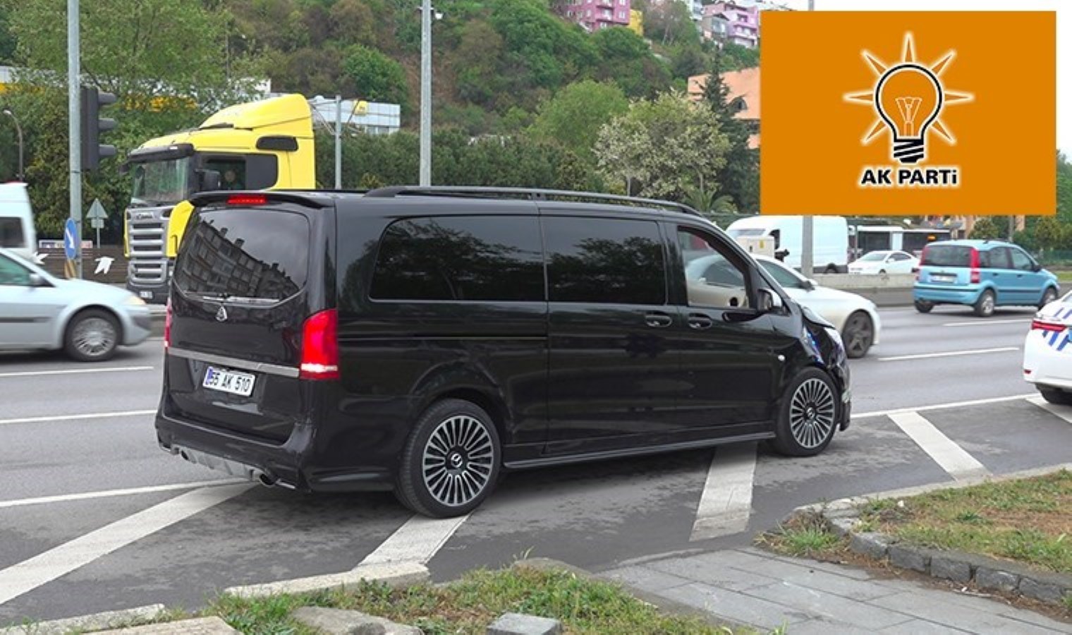 AKP’li yöneticilerinin içinde bulunduğu araç yaya geçidindeki yurttaşlara çarptı!