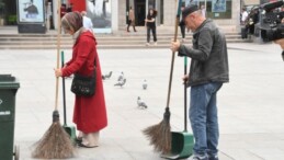 Aksaray’da ‘1 Mayıs’ toplumsal deneyi; ellerine süpürge alıp paklık yaptılar