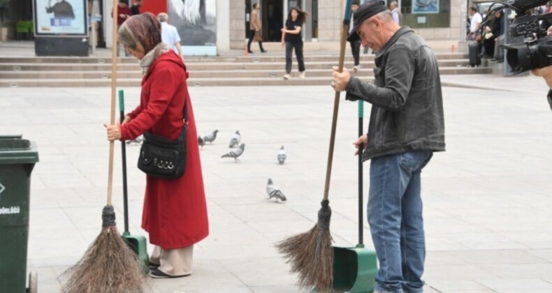 Aksaray’da ‘1 Mayıs’ toplumsal deneyi; ellerine süpürge alıp paklık yaptılar