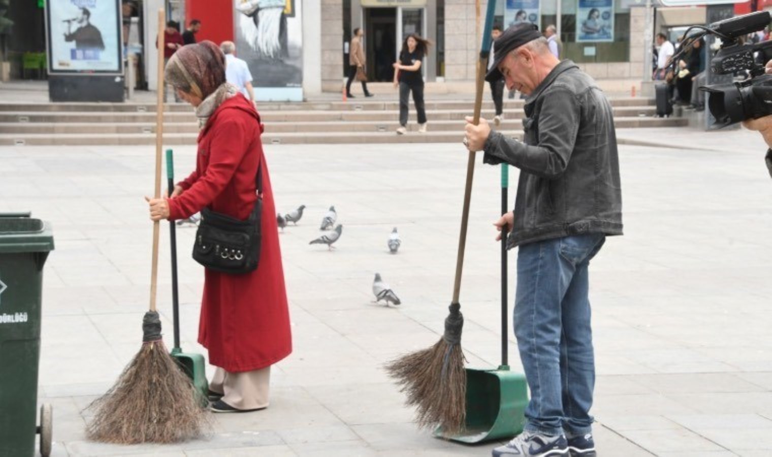Aksaray’da ‘1 Mayıs’ toplumsal deneyi; ellerine süpürge alıp paklık yaptılar