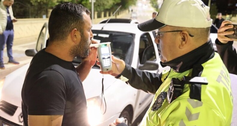 ‘Alkol yok ki baba’ dedi: Hem 2.37 promil alkollü, hem de ehliyetsiz çıktı!