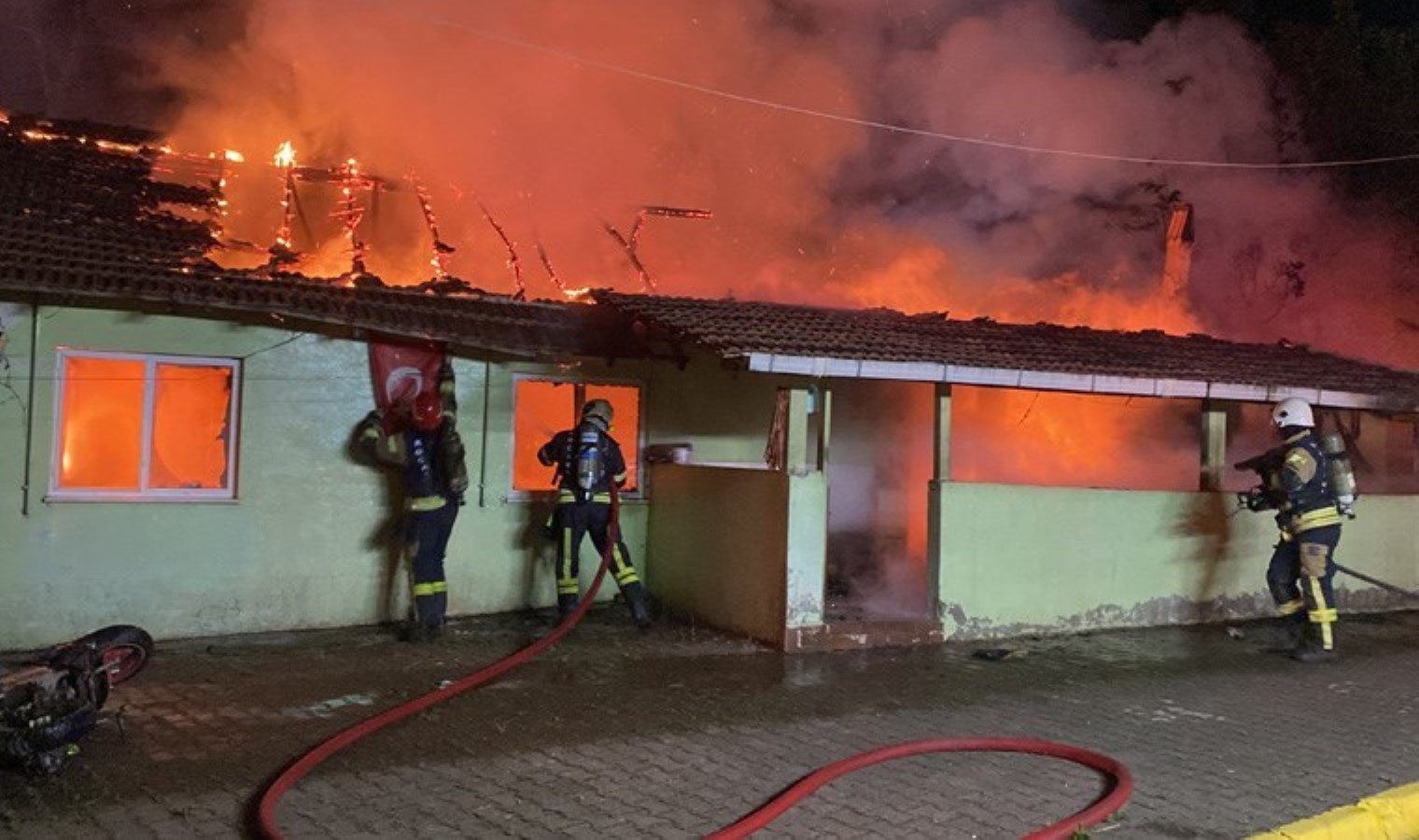 Alkollü şahıs, annesiyle içinde bulunduğu meskeni yaktı
