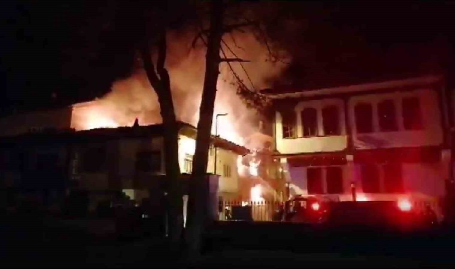 Amasya’da 100 yıllık tarihi konak alevlere teslim oldu: Yangın 4 binaya da sıçradı