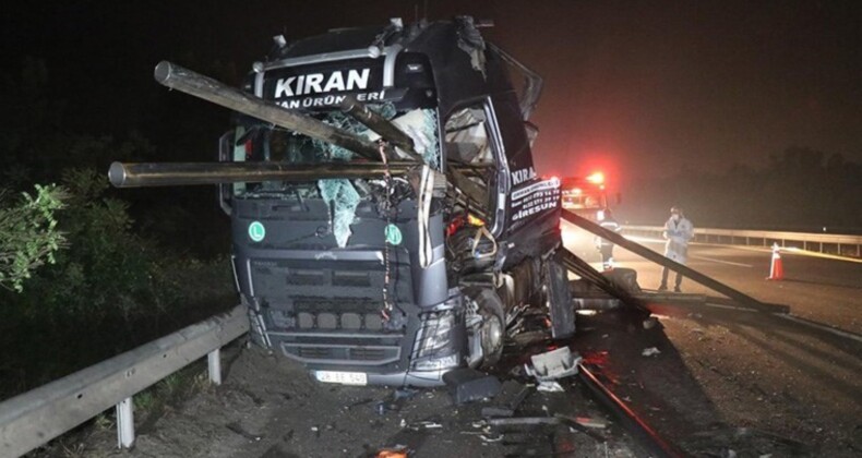 Anadolu Otoyolu’nda feci kaza! Demir borular TIR’ın ön camından çıktı: 2 kişi can verdi