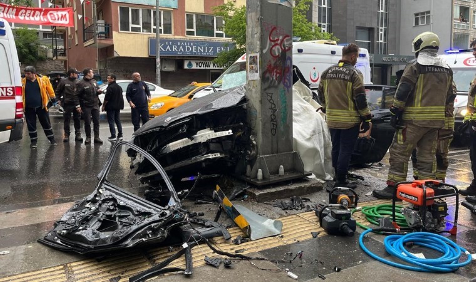 Ankara’da denetimden çıkan araç direğe çarptı: 1 meyyit, 4 yaralı