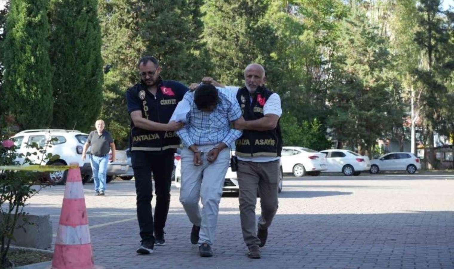 Antalya’da yabancı asıllı bayan konutunda meyyit bulundu: En yakını tutuklandı!