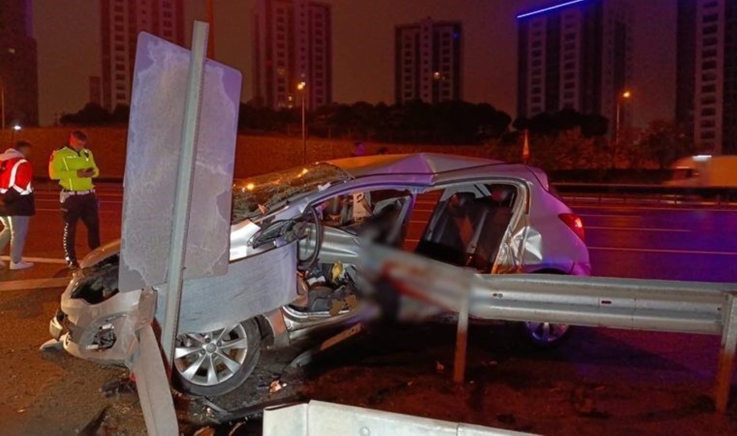 Araba bariyerlere saplandı: 1 meyyit, 1 yaralı