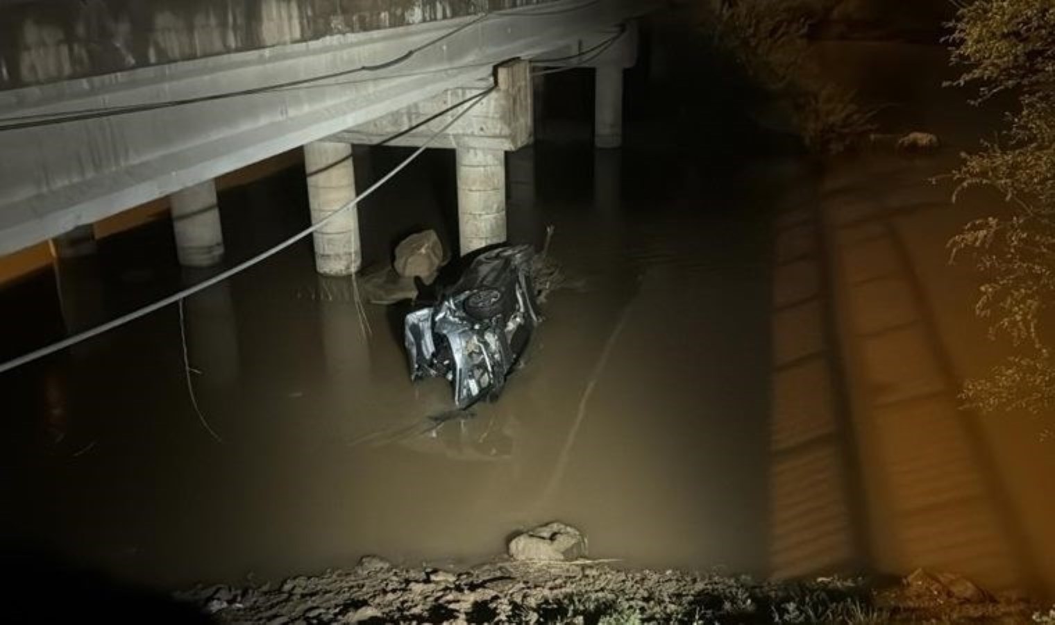 Araba denetimden çıktı, ırmağa uçtu: 3 kişi yaralandı