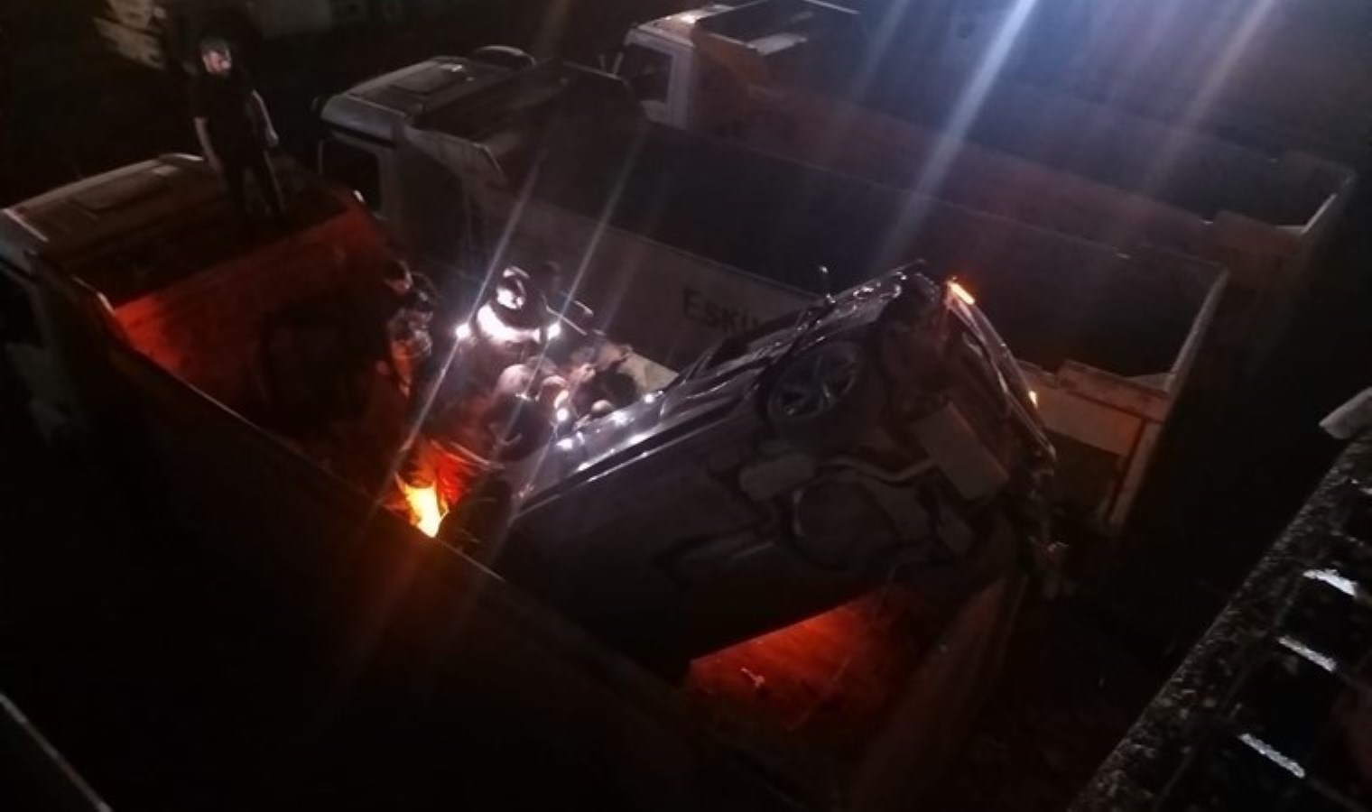 Araba kamyonun damperine düştü!