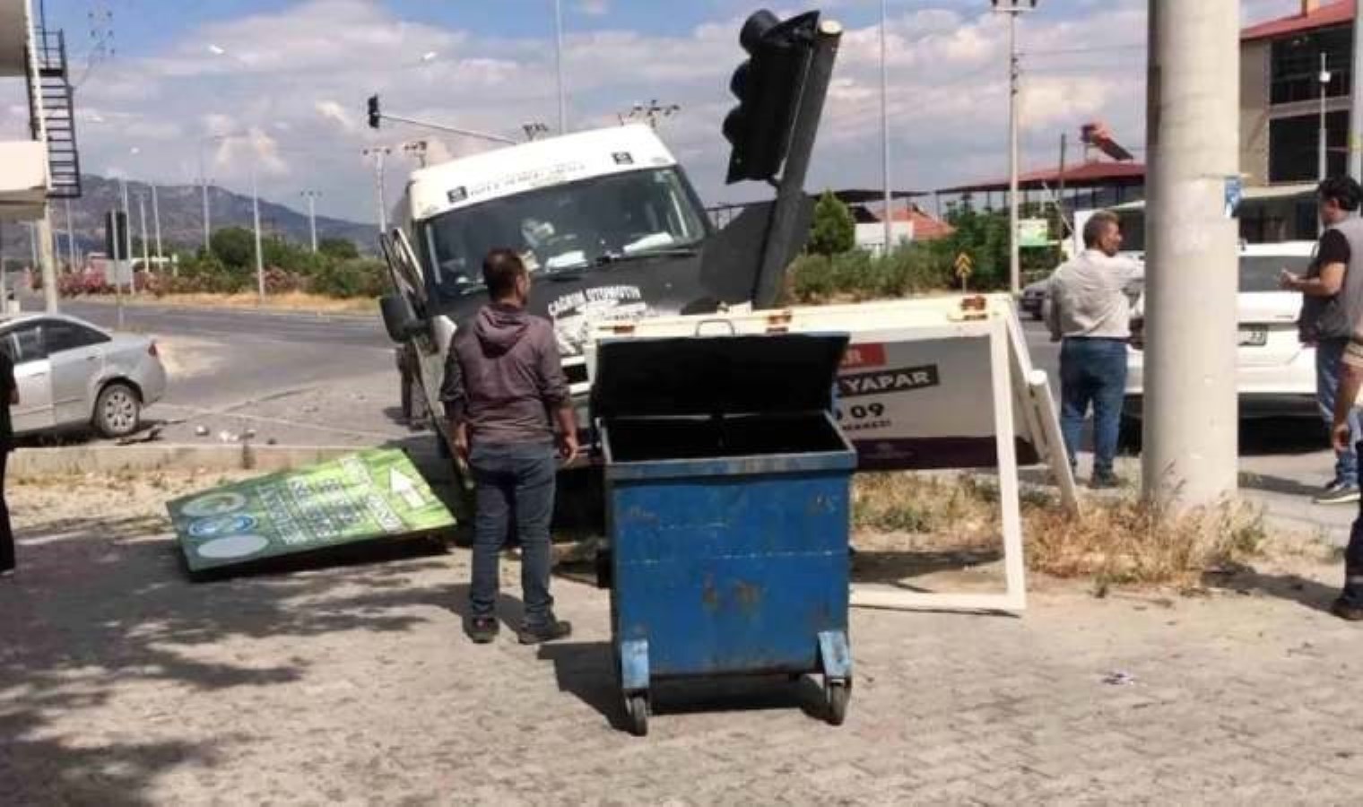 Aydın’da minibüs durağa daldı