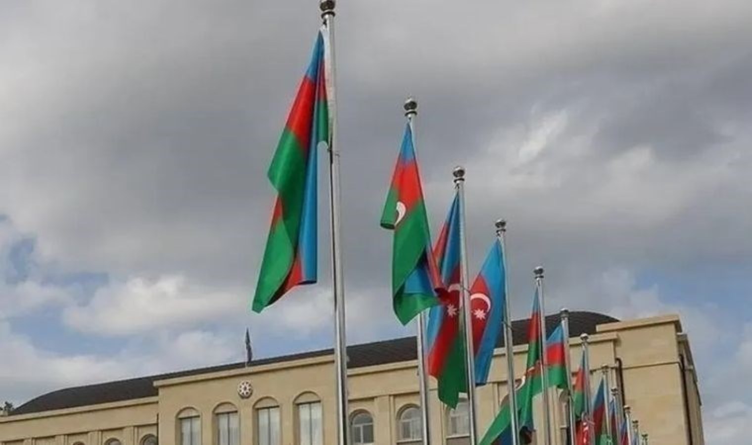 Azerbaycan, Yeni Kaledonya’daki olaylar nedeniyle Azerbaycan’ı suçlayan Fransa’ya reaksiyon gösterdi