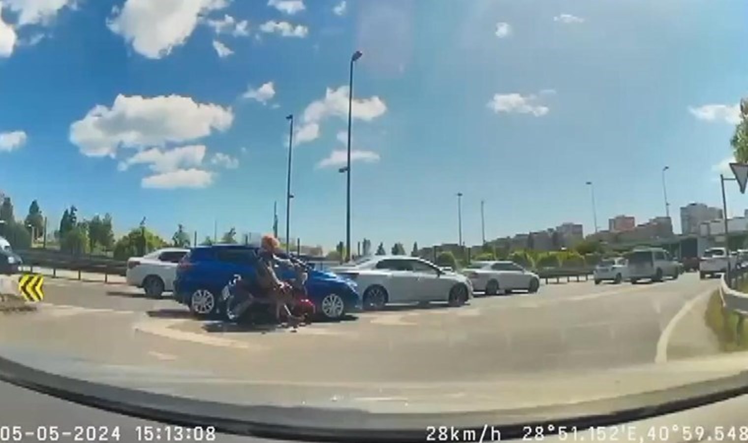 Bahçelievler D-100 Karayolu’nda feci kaza: Araba motosiklete çarptı!