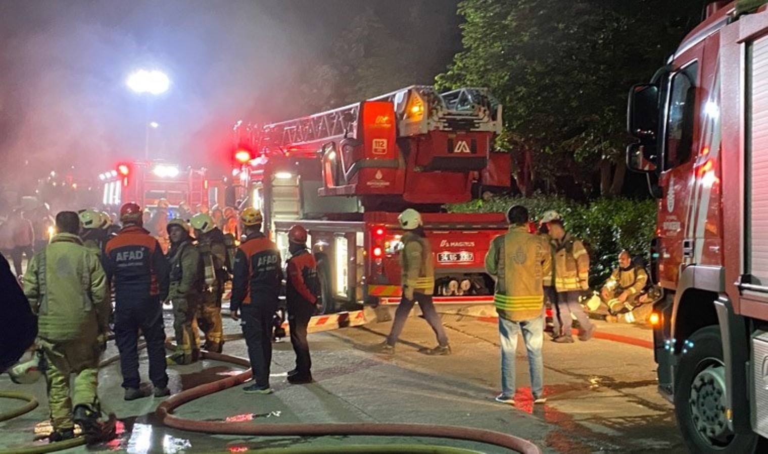 Başakşehir’de mobilya atölyesinde yangın paniği!