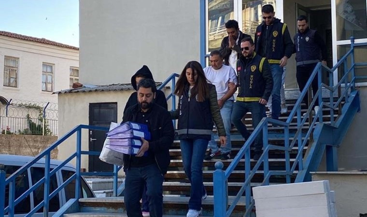 Bayanları şantajla fuhuşa zorlayan 5 kuşkulu tutuklandı