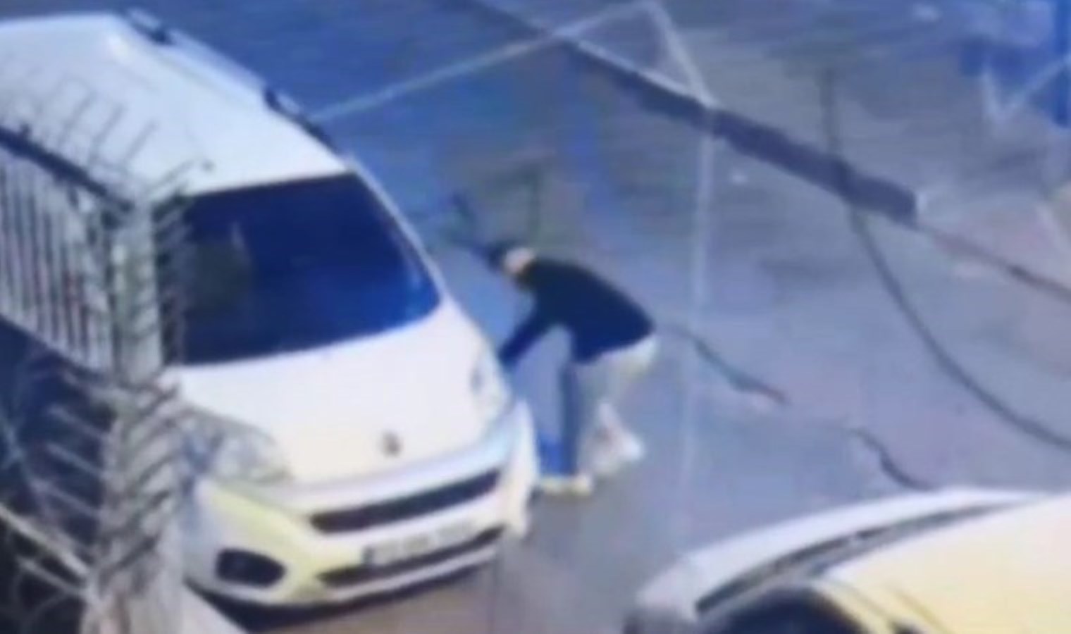 Beyoğlu’nda park halindeki 11 aracın lastiklerini bıçakla kesen kuşkulu yakalandı