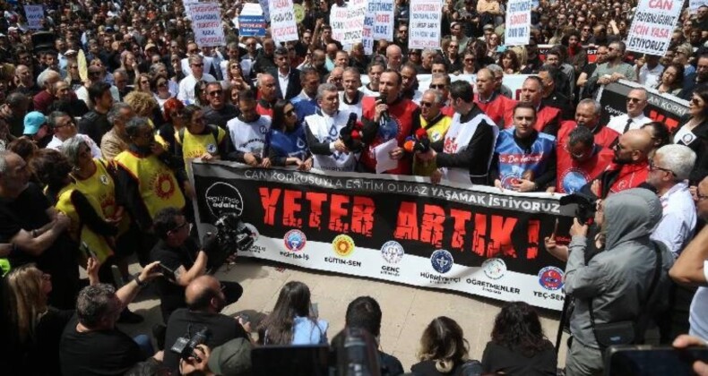 Binlerce öğretmen öldürülen meslektaşları için alanda: Hesap verin