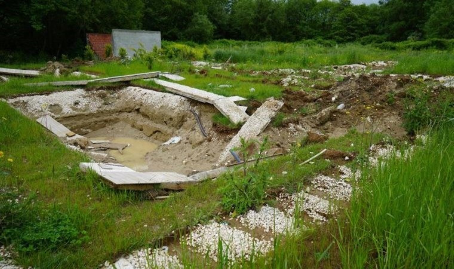 Bir değişik hırsızlık… 5 konutu havuzlarıyla birlikte çaldılar!