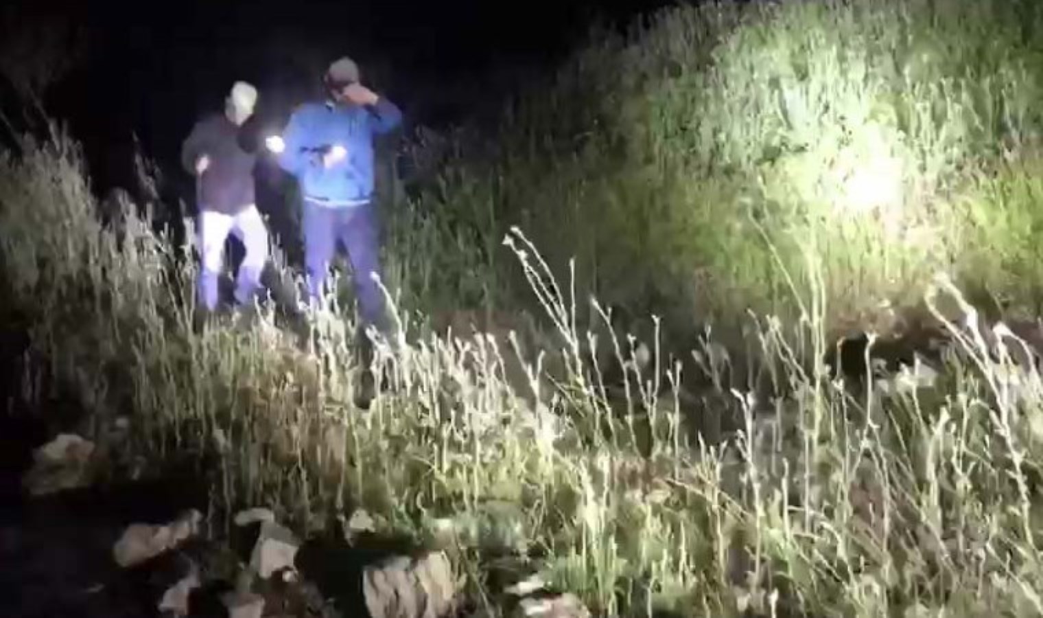 Botları patlayınca baraj gölünde mahsur kaldılar