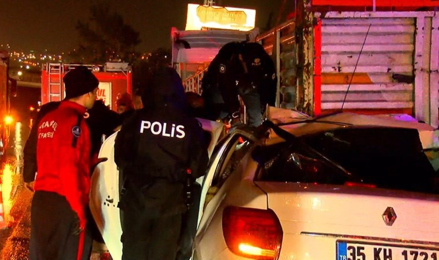 Büyükçekmece D-100’de, araba TIR’a geriden çarptı: 1 meyyit, 2 yaralı