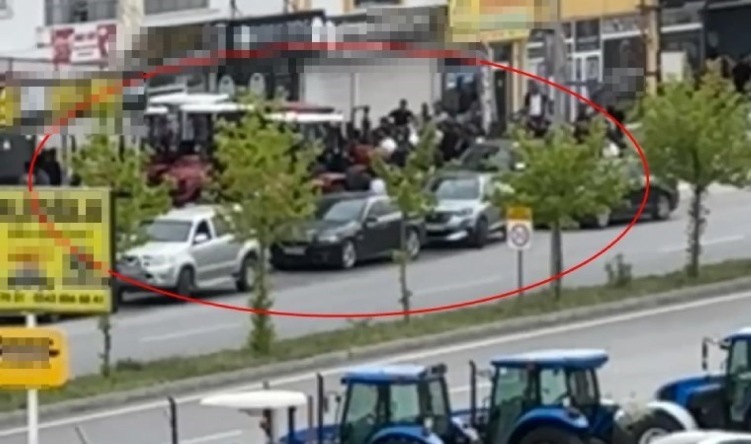 Cadde ortasında tekme ve yumruklu kavga!