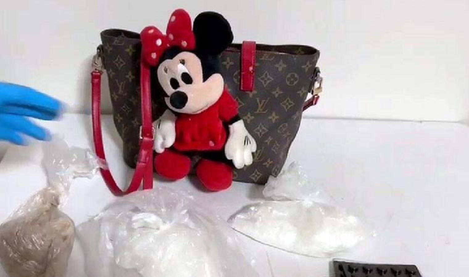 Çantaya dikili pelüş oyuncaktan uyuşturucu çıktı