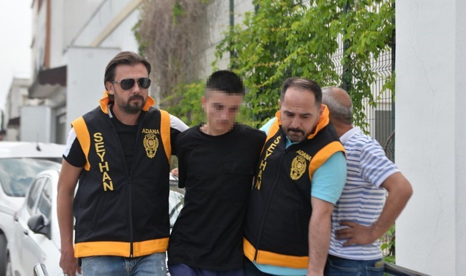 Çatısında makineli tüfek, yastık altında tabanca ele geçirildi